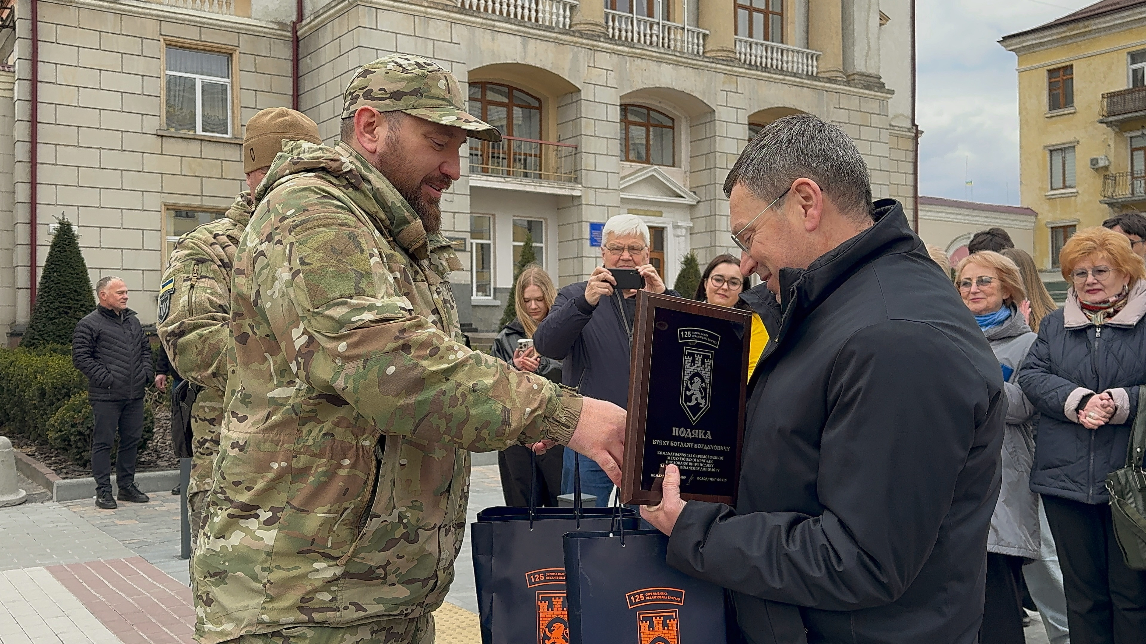 Viiskovyi 125 OVMBr vruchaie podiaku rektoru TNPU Bohdanu Buiaku